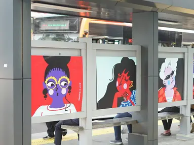 Suasana halte bus yang dihiasi karya seni rupa di Jalan Jenderal Sudirman, Jakarta, Selasa (27/8/2019). Karya seni yang dipajang di halte bus dan stasiun MRT tersebut dibuat dalam rangkaian acara Jakarta Art Week 2019. (Liputan6.com/Immanuel Antonius)
