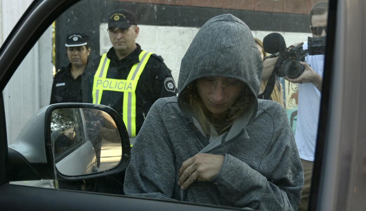 Adik dari Emiliano sala, Romina Sala, tampak sedih menyambut kedatangan jenazah sang kakak saat tiba di Club Atletico, Santa Fe, Sabtu (16/2). Emiliano Sala meninggal dunia setelah kecelakaan pesawat. (AFP/Juan Mabromata)