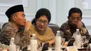 Menteri Pendidikan dan Kebudayaan Muhadjir Effendy (kiri) berbincang dengan Menteri Kesehatan Nila F Moeloek (tengah) dalam Rapat Terbatas Evaluasi Proyek Strategis Nasional di Kantor Presiden, Jakarta, Senin (16/4). (Liputan6.com/Angga Yuniar)