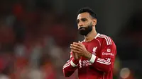 Pemain Liverpool, Mohamed Salah, menghampiri suporter seusai laga melawan Bournemouth pada pekan 1 Premier League di Anfield, Sabtu (16/8/2025) dini hari WIB. (Paul ELLIS / AFP)