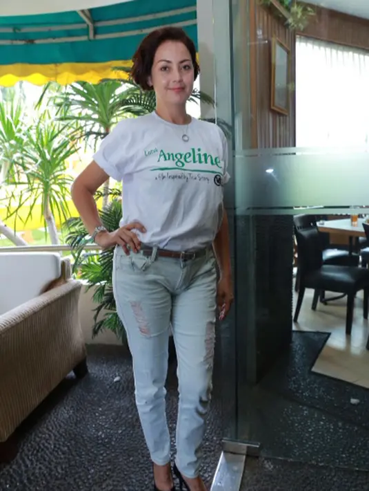 Pesinteron ini berkenalan dengan suaminya pada tahun 1994 di daerah Jawa Timur. Kemudian menikah pada 7 Oktober 1999 di Gereja Katedral, Jakarta Pusat. Dari pernikahannya mereka dikaruniai dua orang momongan(Galih W. Satria/Bintang.com)