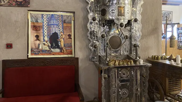 Salah satu alat pembuat kopi di Coffee Museum Old Dubai. [Anisha/Fimela]