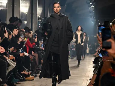 Model Rusia Irina Shayk mempersembahkan kreasi dari koleksi Isabel Marant Womenswear Fall-Winter 2023-2024 pada Paris Fashion Week di Paris, Prancis, 2 Maret 2023. Irina Shayk tampak sangat cantik saat berjalan pada landasan pacu untuk acara Paris Fashion Week karya desainer Isabel Marant. (Emmanuel DUNAND/AFP)