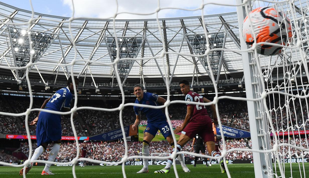 Pemain West Ham, Nayef Aguerd (kanan) mencetak gol pertama timnya ke gawang Chelsea pada laga pekan kedua Liga Inggris 2023/2024 di London Olympic Stadium, London, Minggu (20/08/2023) malam WIB. (AFP/Justin Tallis)