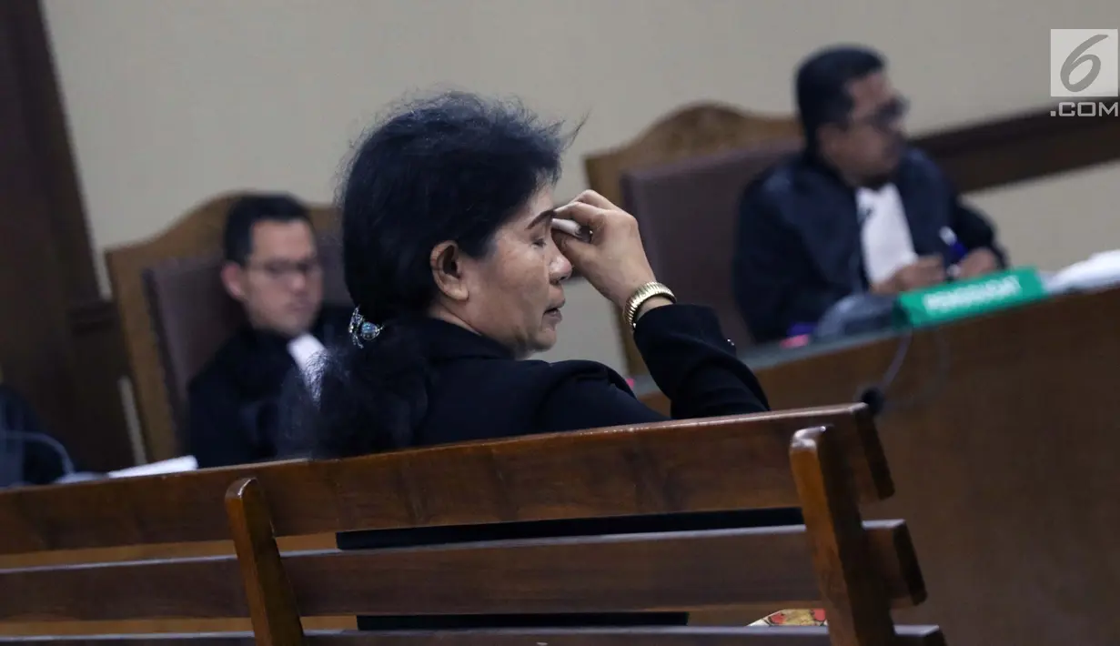 Hakim ad hoc nonaktif Pengadilan Tipikor Medan, Merry Purba saat menjalani sidang pembacaan tuntutan di Pengadilan Tipikor, Jakarta, Kamis (25/4). JPU KPK meyakini Merry Purba bersalah menerima suap dari Tamin Sukardi dan dituntut 9 tahun, denda Rp 350 juta. (Liputan6.com/Helmi Fithriansyah)