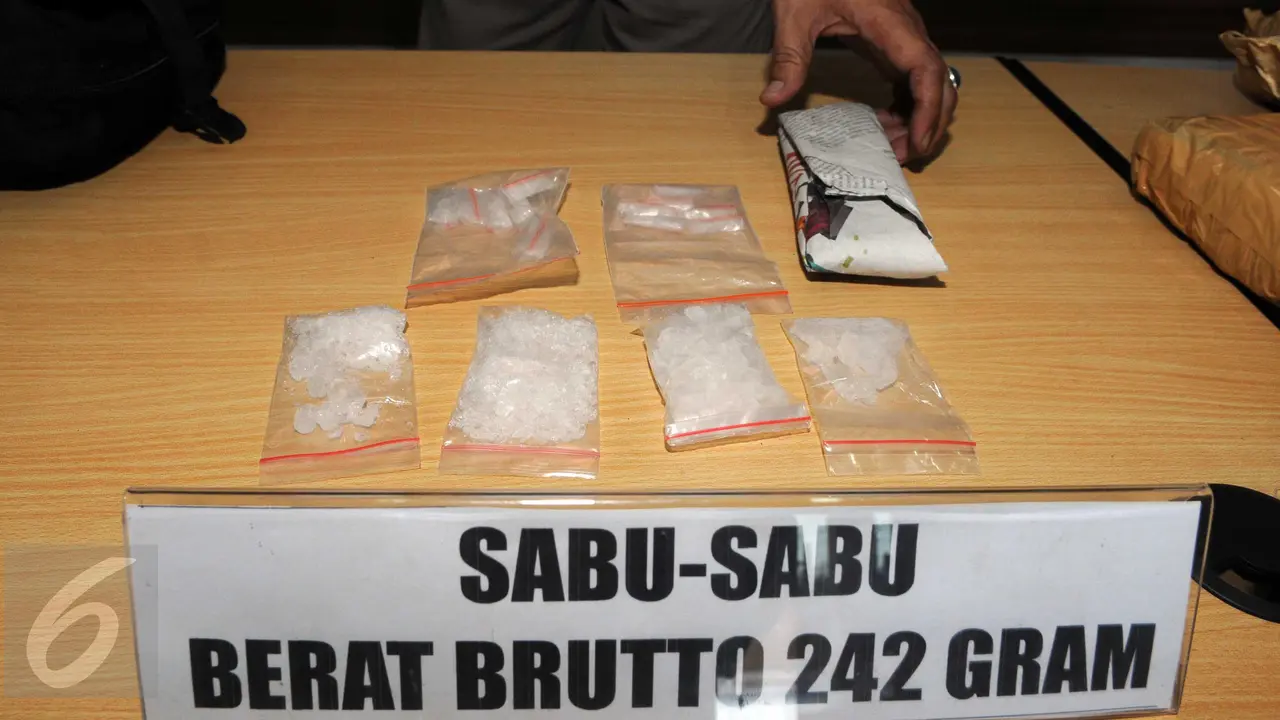 20160206-Polres Jaktim Ringkus 55 Orang Termasuk Oknum Pemda saat Rilis Narkoba