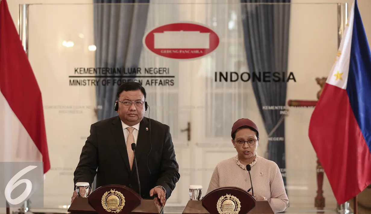 Menlu RI Retno Marsudi (kanan) dan Menlu Filipina Jose Rene Almendras memberi keterangan pers, Jakarta, Rabu (4/5). Keduanya membahas penyanderaan empat warga negara Indonesia oleh kelompok sipil bersenjata di Filipina. (Liputan6.com/Faizal Fanani)