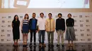 Direktur Utama EMTEK Grup, R. Alvin Widarta Sariaatmadja (ketiga dari kanan) bersama Jimmy Akili (CEO Bobobobo.com) serta para desainer ternama berfoto usai penandatanganan nota kerjasama di Jakarta, Rabu (29/4/2015). (Liputan6.com/Helmi Fithriansyah)