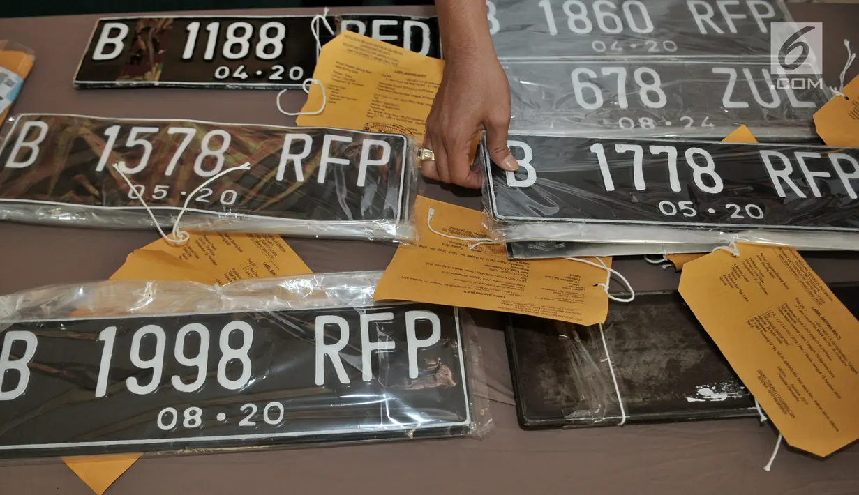 Barang bukti dalam pengungkapan kejahatan pemalsuan jual beli STNK dan TNKB khusus di Polres Jakarta Utara, Selasa (27/8/2019). Petugas membongkar sindikat jual beli STNK dan TNKB dengan sandi pejabat RFD dan RFP palsu yang dilakukan dengan perantara online shop. (merdeka.com/Iqbal S Nugroho)