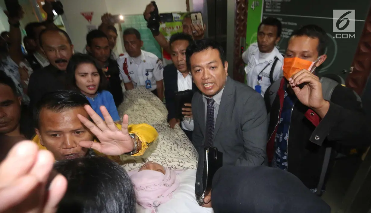 Ketua DPR, Setya Novanto saat akan dipindahkan dari RS Medika Permata Hijau, Jakarta, Jumat (17/11). Setnov akan dipindah ke RS Cipto Mangunkusumo. (Liputan6.com/Helmi Fithriansyah)