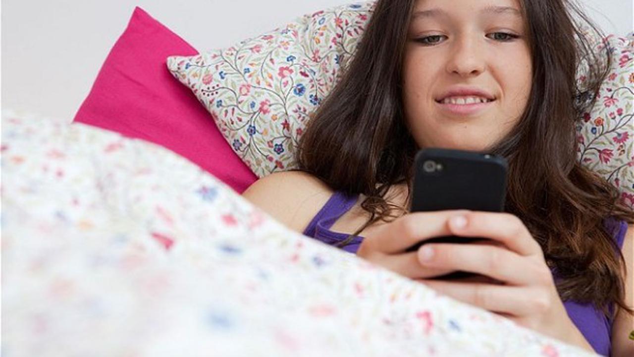 Ingin Tidur Pulas? Jangan Bawa Smartphone ke Tempat Tidur