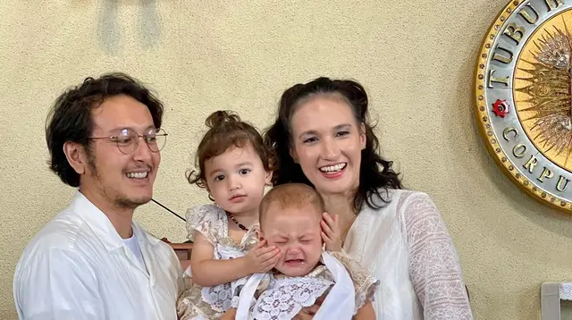 Keluarga Dimas Anggara dan Nadine Chandrawinata (Foto: Instagram/ nadinelist)