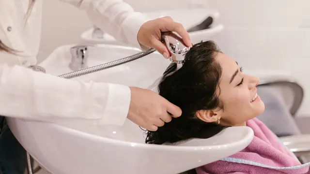 Solusi Terbaik Atasi Ketombe yang Membandel dengan Intensive Scalp Treatment