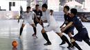 Pemain Swadharma FC berebut bola dengan pemain Alaska FF pada Super Soccer Futsal Battle di Lapangan Blok S, Jakarta, Sabtu (15/9/2018). Sebanyak 32 tim yang berlaga merupakan tim yang lolos dari babak eliminasi. (Bola.com/M Iqbal Ichsan)