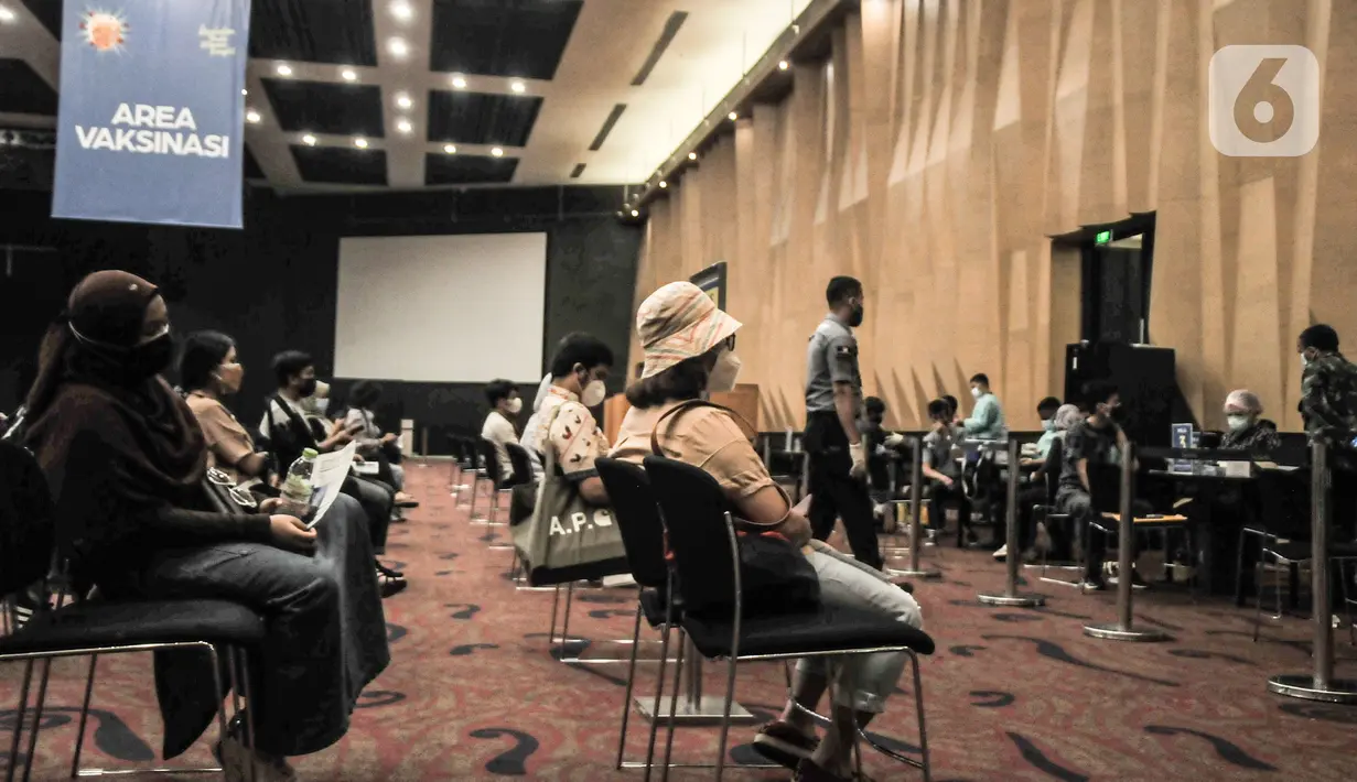 Warga saat mengikuti vaksinasi Covid-19 dosis kedua di Mal Kota Kasablanka, Jakarta, Senin (2/8/2021). Wakil Gubernur Ahmad Riza Patria mengungkapkan Pemprov DKI akan mempercepat pemberian vaksin dosis kedua sebagai upaya mempercepat kekebalan komunal (herd immunity). (merdeka.com/Iqbal S Nugroho)