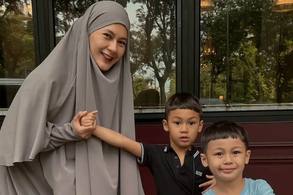 Paula Verhoeven dan keduanya anaknya, Kiano dan Kenzo