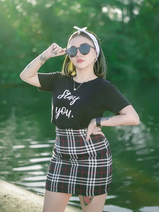 Syahiba Saufa kerap tampil kasual dengan beragam outfit stylish dan penuh gaya. Dengan T-shirt hitam dan rok senada, Syahiba tampil percaya diri bersama kacamata hitam andalannya. (Liputan6.com/IG/@syahiba_saufa).