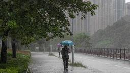 Sebagian wilayah Hong Kong lumpuh akibat banjir yang disebabkan oleh hujan lebat pada 5 Agustus 2025 atau setelah peringatan hujan badai tingkat tertinggi dikeluarkan untuk keempat kalinya dalam delapan hari. (Yan ZHAO/AFP)