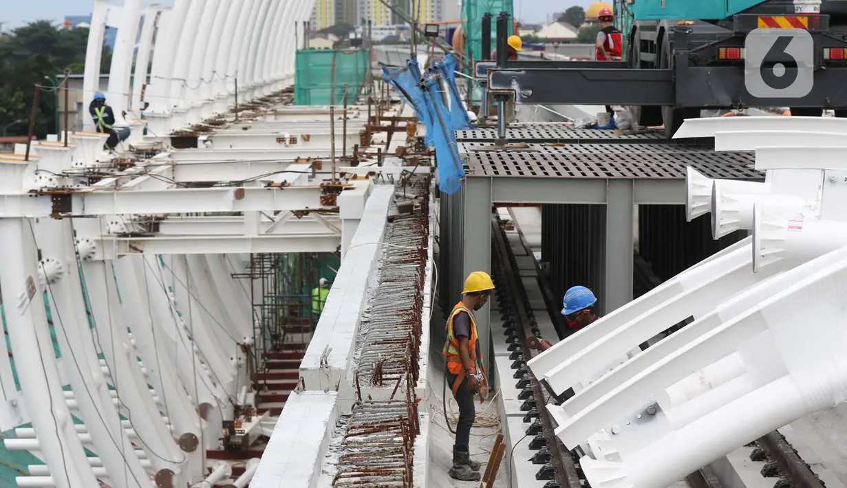 Pekerja beraktivitas menyelesaikan pengerjaan Stasiun LRT Jabodebek Dukuh Atas, Jakarta, Minggu (29/11/2020). Saat ini progres pembangunan LRT Jabodebek sudah mencapai 79,52 persen dan ditarget akan beroperasi pada pertengahan 2022. (Liputan6/Helmi Fithriansyah)