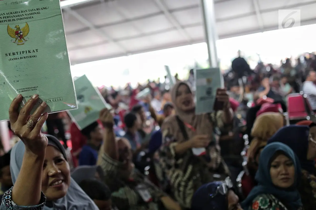 Jokowi Bagikan Sertifikat Tanah
