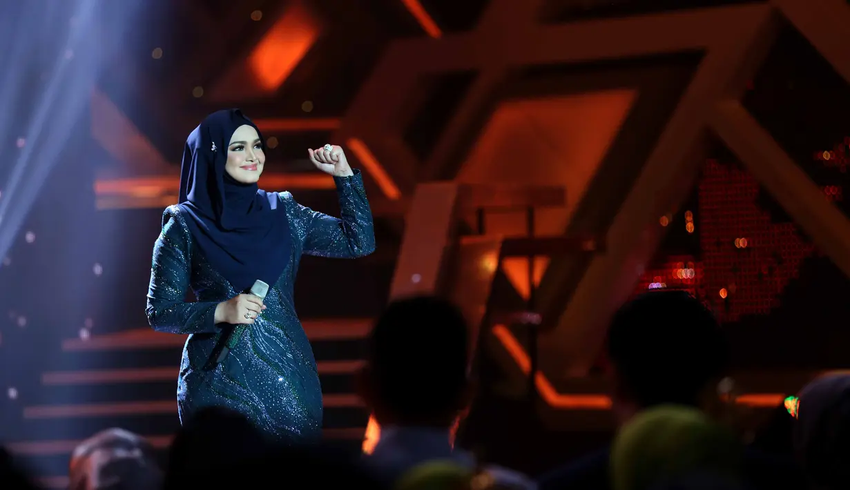 Penyanyi asal Malaysia itu mendoakan Lesti menjadi penyanyi hebat. Begitu juga saat Lesti tampil duet dengan Rani beberapa waktu lalu. Ia turut memberikan apresiasinya standing ovation atas penampilan keduanya yang memukau. (Nurwahyunan/Bintang.com)