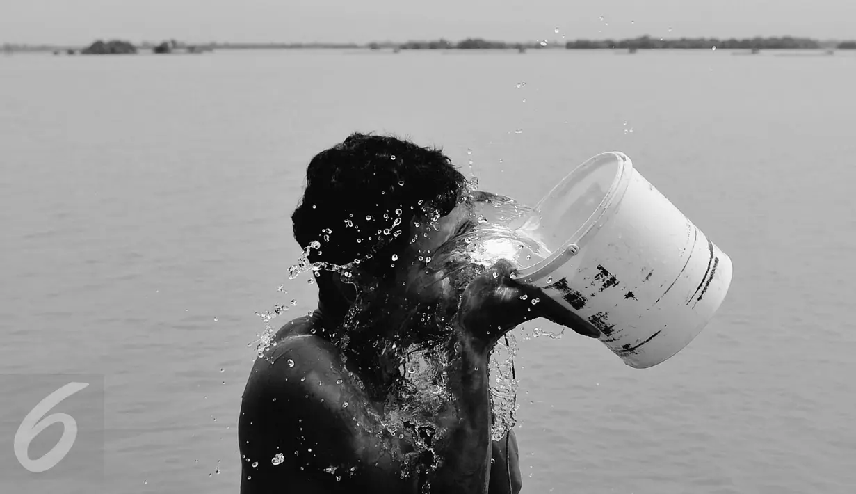 MENYESAL - Air laut telah merendam habis. Penyesalan lagi penyesalan, alam murka kepada manusia sehingga rahmat berubah menjadi bencana. Sedikit warga yang sadar dan berusaha untuk menanam Mangrove untuk Mencegah Erosi dan Abrasi Pantai.
