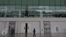 Sejumlah teknisi berjalan di  dalam hanggar terbesar di dunia milik PT Garuda Maintenance Facility di area Bandara Soekarno-Hatta, Tangerang, Senin (28/9). Pembangunan hanggar ini menelan biaya puluhan juta dolar AS.(Liputan6.com/Angga Yuniar)