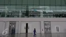 Sejumlah teknisi berjalan di  dalam hanggar terbesar di dunia milik PT Garuda Maintenance Facility di area Bandara Soekarno-Hatta, Tangerang, Senin (28/9). Pembangunan hanggar ini menelan biaya puluhan juta dolar AS.(Liputan6.com/Angga Yuniar)