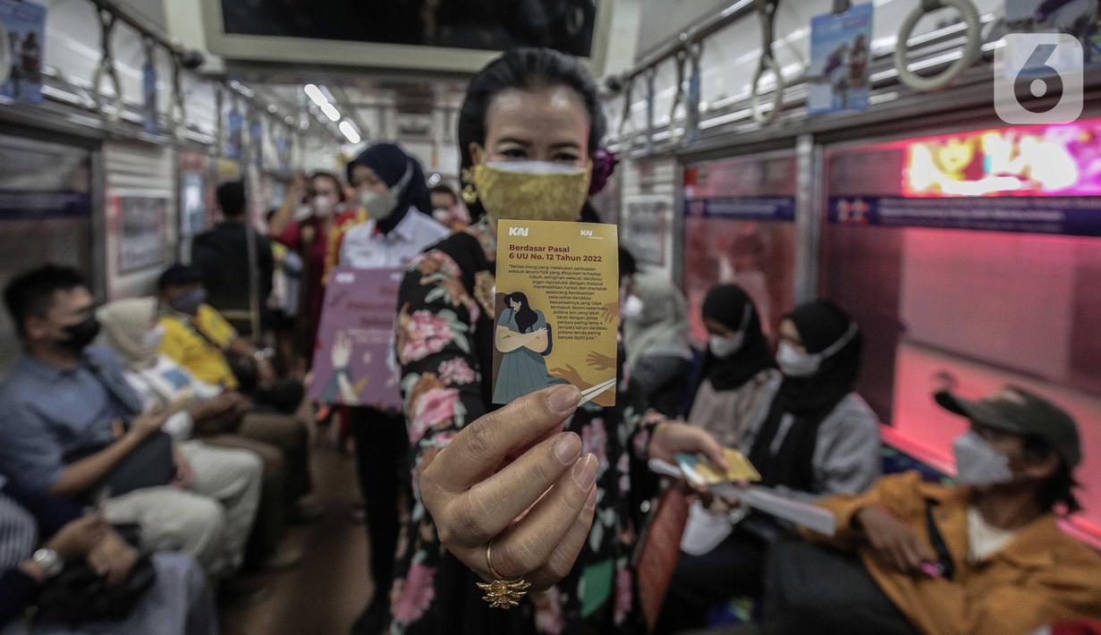 Komunitas Pelestari Budaya Indonesia menunjukkan sticker saat melakukan kampanye cegah tindak kekerasan dan pelecehan seksual di dalam gerbong KRL di Stasiun BNI City, Jakarta, Kamis (22/12/2022). Kampanye sekaligus untuk memperingati Hari Ibu dilakukan KAI Commuter untuk menggugah kesadaran masyarakat agar tidak melakukan tindakan kekerasan dan pelecehan seksual di transportasi umum, khususnya KRL. (Liputan6.com/Faizal Fanani)