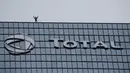 Pendaki Alain Robert atau French Spiderman mengangkat kedua tangannya setelah memanjat Menara Total di kawasan bisnis La Defense, Paris, Prancis, Senin (13/1/2020). Hingga saat ini, pria berusia 57 tahun tersebut sudah memanjat lebih dari 100 bangunan di dunia. (Thomas SAMSON/AFP)