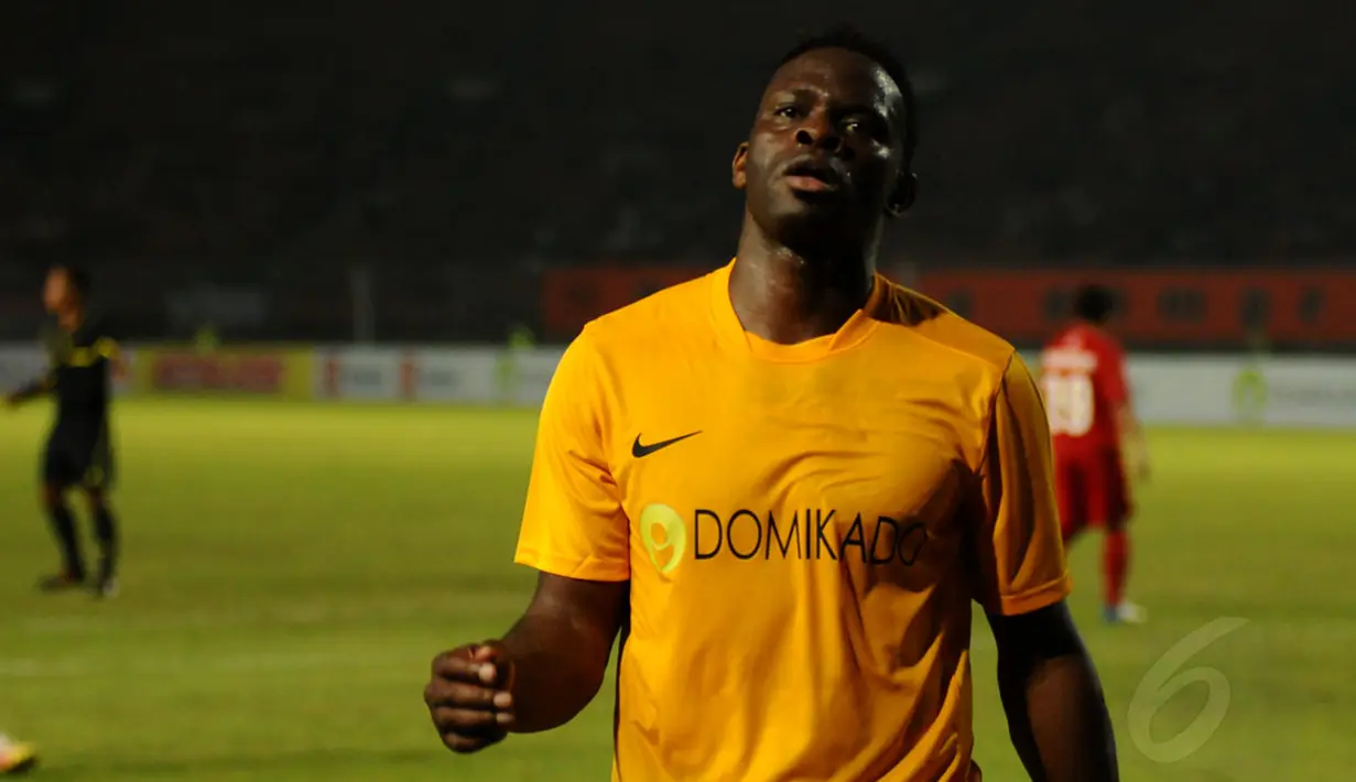 Ekspresi Louis Saha saat gagal menjebol gawang Legenda Indonesia yang dikawal Hendro Kartiko saat berlaga di Stadion GBK Jakarta, (7/6/2014). (Liputan6.com/Helmi Fithriansyah)