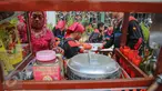 Buruh beristirahat sambil makan siang disela aksi demo di kawasan Istana Negara, Jakarta, Kamis (15/9). Ribuan buruh dari berbagai elemen organisasi menyatakan penolakan mereka terhadap paket kebijakan ekonomi jilid IV. (Liputan6.com/Faizal Fanani)