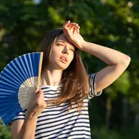 Ilustrasi wanita sedang terpapar sinar matahari. (Foto: Shutterstock)