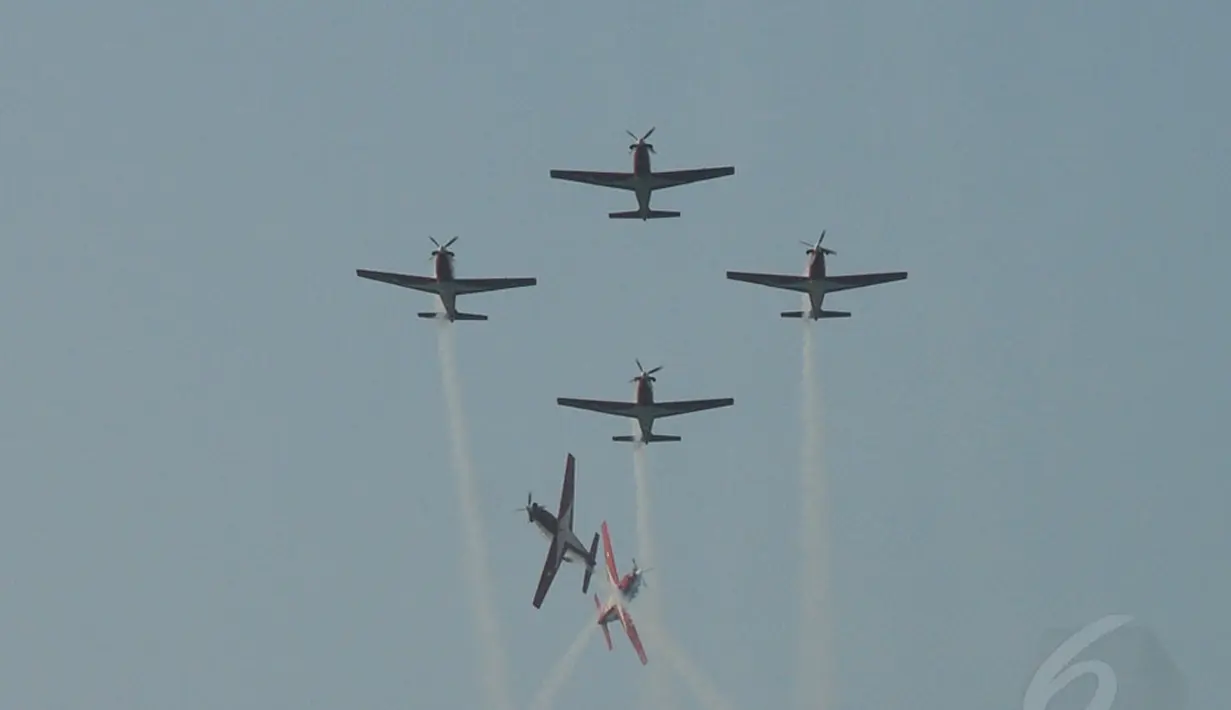 Salah satu aksi Tim Aerobatik Jupiter TNI AU saat tampil memeriahkan HUT RI ke-69 di kawasan Tugu Monas, Jakarta, (31/8/2014). (Liputan6.com/Helmi Fithriansyah)
