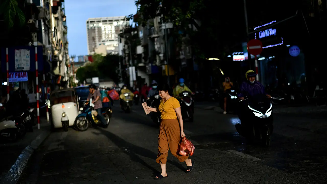 Suasana Ibu Kota Vietnam di Tengah Kebangkitan COVID-19