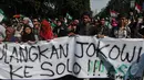 Sebuah spanduk yang berisi sindiran kepada Presiden Jokowi dibentangkan saat aksi hari Kebangkitan Nasional menuju Istana Presiden, Jakarta, Rabu (20/5/2015). Ribuan mahasiswa menuntut agar Jokowi - JK segera turun. (Liputan6.com/Johan Tallo)
