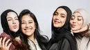 Dalam momen tersebut, Nabila tampil mengenakan busana serba hitam dan hijab senada. Ia tampil beda dari penampilan kesehariannya. Sementara, Margin tampil dengan busana serba krem. Tampil dengan makeup natural soft glam, membuat wanita kelahiran 2000 itu terlihat makin memukau. (Liputan6.com/IG/@nsyakieb85)