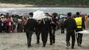 Jasad korban kecelakaan pesawat militer yang jatuh ke laut Andaman dievakuasi tim penyelamat di pantai Launglon, Myanmar, Kamis (8/6). Pesawat tengah mengudara pada ketinggian 18 ribu kaki di atas Laut Andaman saat hilang kontak. (AP Photo/Esther Htusan)