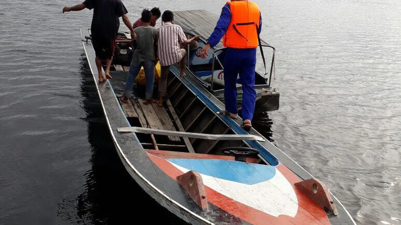 Salah satu kapal yang digunakan untuk mengevakuasi korban (Liputan6.com/Nefri Inge)