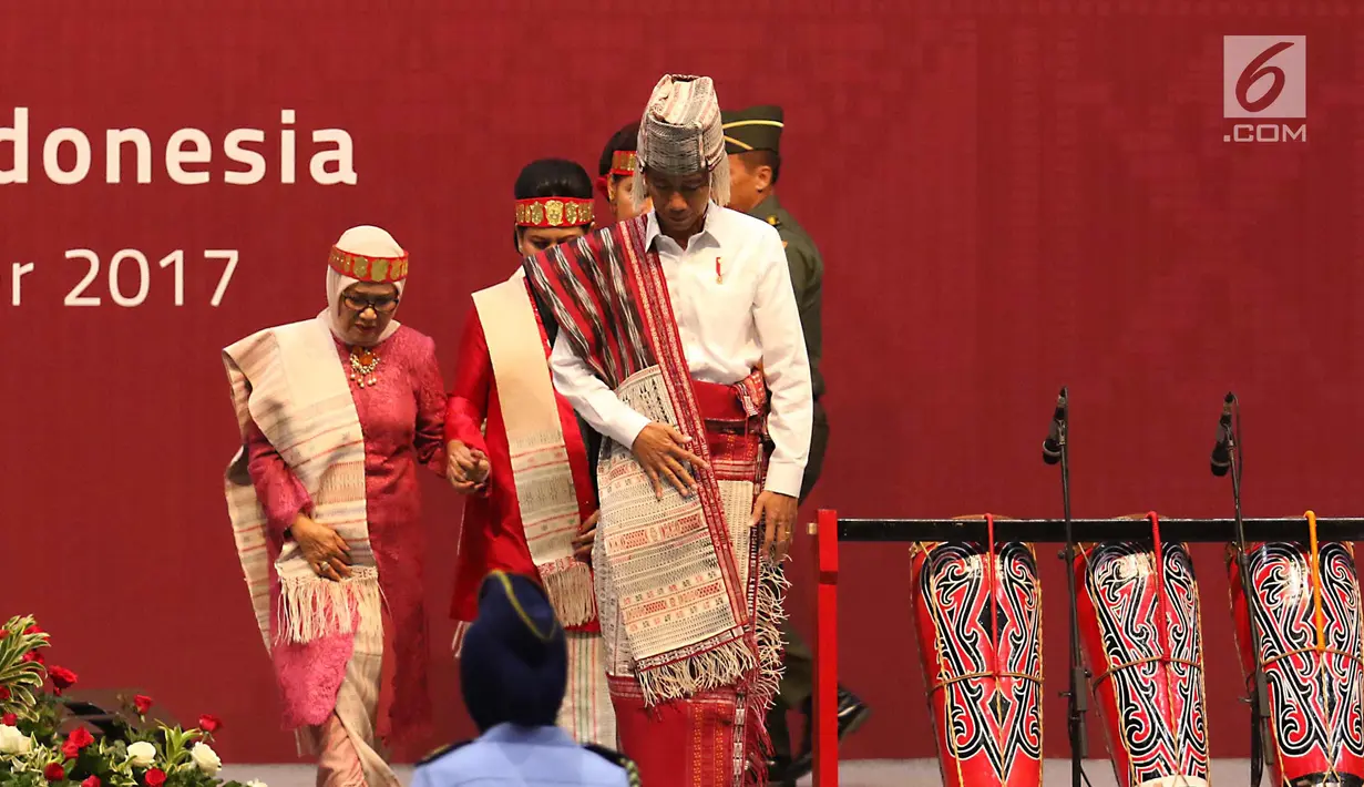 Presiden Joko Widodo usai membuka pameran Kriyanusa Dewan Kerajinan Nasional 2017, Jakarta, Rabu (27/9). Jokowi yang datang bersama Iriana Jokowi kompak mengenakan pakaian adat Batak lengkap dengan tutup kepalanya. (Liputan6.com/Angga Yuniar)