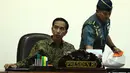 Presiden Joko widodo saat memimpin rapat terbatas di Kantor Presiden, Komplek Istana Kepresidenan, Jakarta, Senin (16/3/2015). (Liputan6.com/Faizal Fanani)
