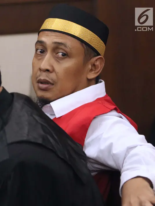 Terdakwa penyebaran berita bohong tentang 7 kontainer berisi surat suara Pemilu 2019 yang telah tercoblos, Bagus Bawana Putra jelang menjalani sidang perdana di Pengadilan Negeri Jakarta Pusat, Kamis (4/4). Sidang mendengar dakwaan dari Jaksa Penuntut Umum. (Liputan6.com/Helmi Fithriansyah)