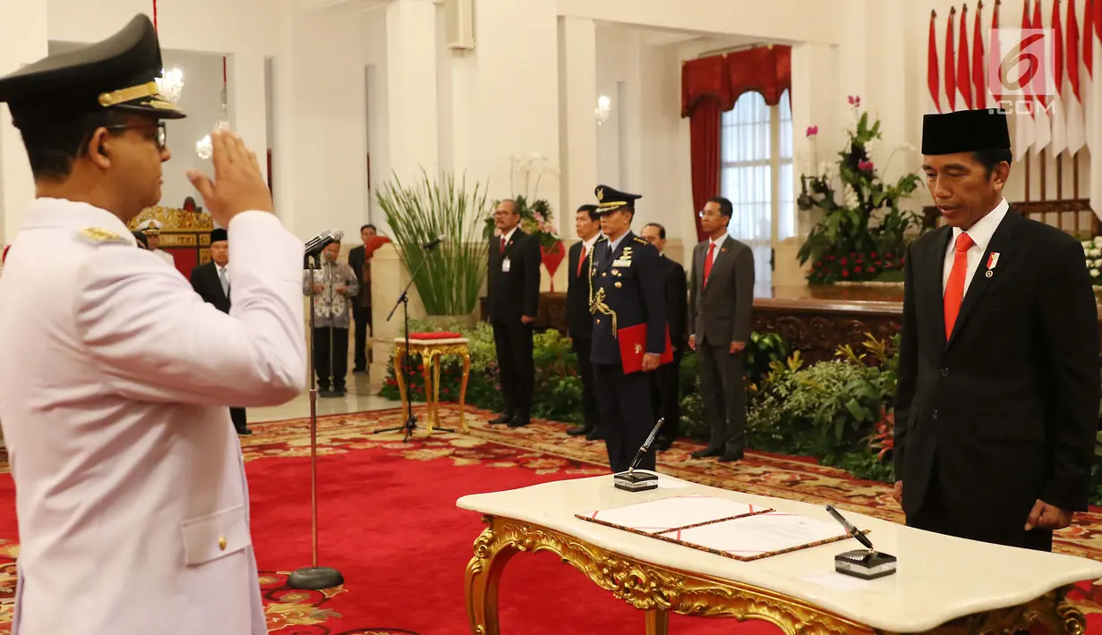 Anies Baswedan memberi hormat kepada Presiden Jokowi saat pelantikan Gubernur dan Wakil Gubernur DKI Jakarta periode 2017-2022 di Istana Negara, Jakarta, Senin (16/10). (Liputan6.com/Angga Yuniar)