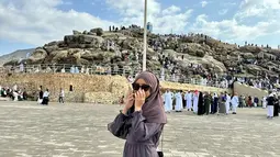 Arafah juga turut mengunggah momen saat berkunjung ke Bukit Arafah yang ada di Mekkah. Unggahan wanita 25 tahun ini pun tak lepas dari perhatian netizen. (Liputan6.com/IG/@arafahrianti)