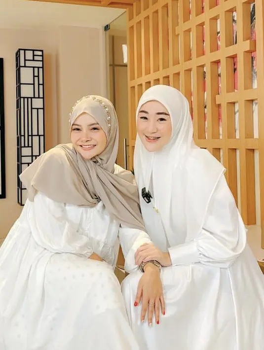 <p>Diketahui, Mawar berangkat umrah bersama Larissa Chou. Keduanya pun berfoto mengenakan dress serba putih, Mawar memadukannya dengan kerudung warna cokelat.&nbsp;&nbsp;@mysamawar</p>