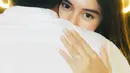 Riasan matanya pun tampak soft, tanpa mengenakan eyeshadow. Hanya terlihat sedikit eyeliner wings pada matanya. [@ochi24]