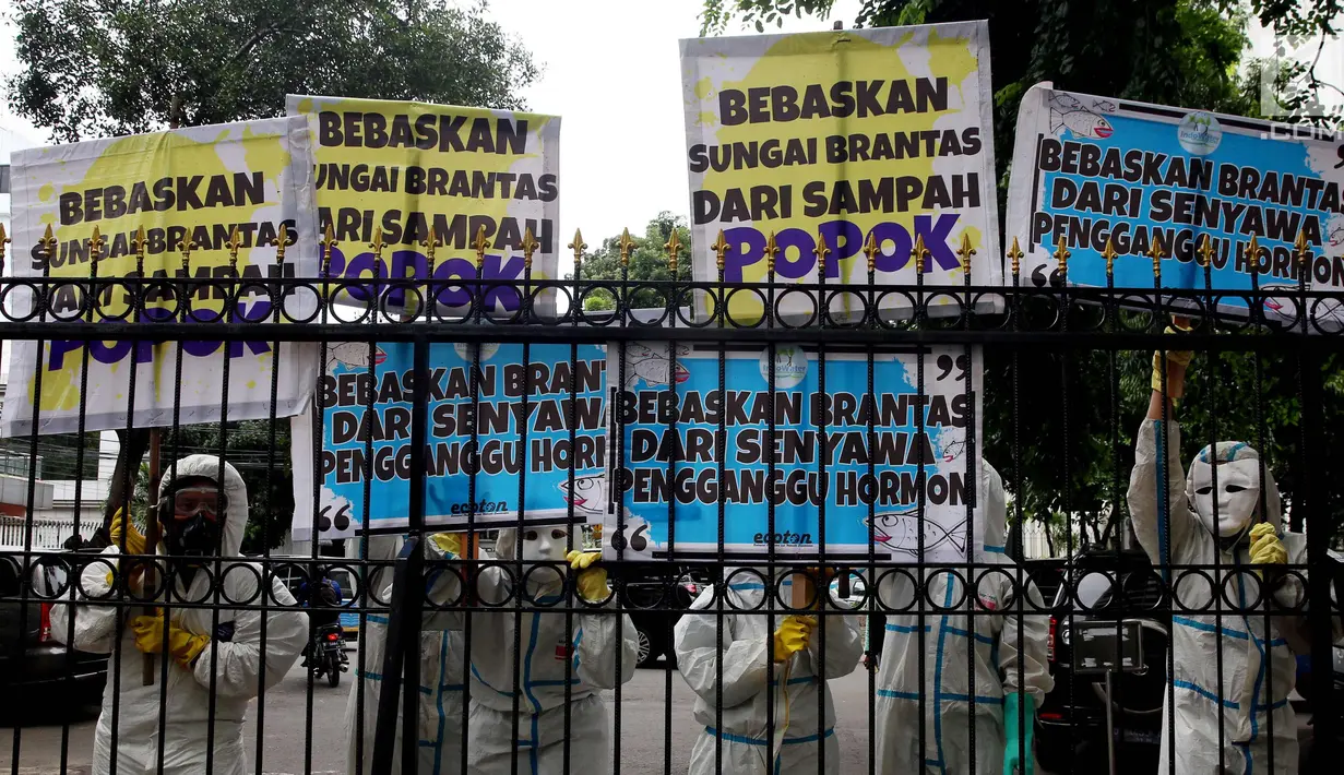 Sejumlah Aktivis Lingkungan menggunakan pakaian antiradiasi dan masker melakukan aksi protes pencemaran sungai Brantas di Kementerian Pekerjaan Umum dan Perumahan Rakyat, Jakarta, Jumat (19/1). (Liputan6.com/Johan Tallo)