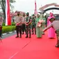 Penyambutan Danrem Wirabima Bukitbarisan yang baru dengan pencak silat di Polda Riau. (Liputan6.com/M Syukur)