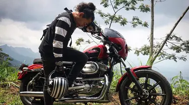 Pemilik nama Mario Marcella Handhika Putra ini merupakan gitaris band Kotak yang sudah banyak dikenal sosoknya. Selain berkecimbung di dunia musik, Cella punya hobi naik motor. (Liputan6.com/IG/@cellanadalam)