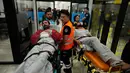 Para aktivis kemanusiaan Global Sumud Flotilla (GSF) diangkut dengan tandu beroda saat tiba di Bandara Istanbul, Turki, Kamis 21 Mei 2026. (AP Photo/Emrah Gurel)